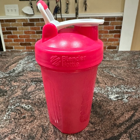 Blender Bottle Classic- 20oz capacity - Picture 2 of 6